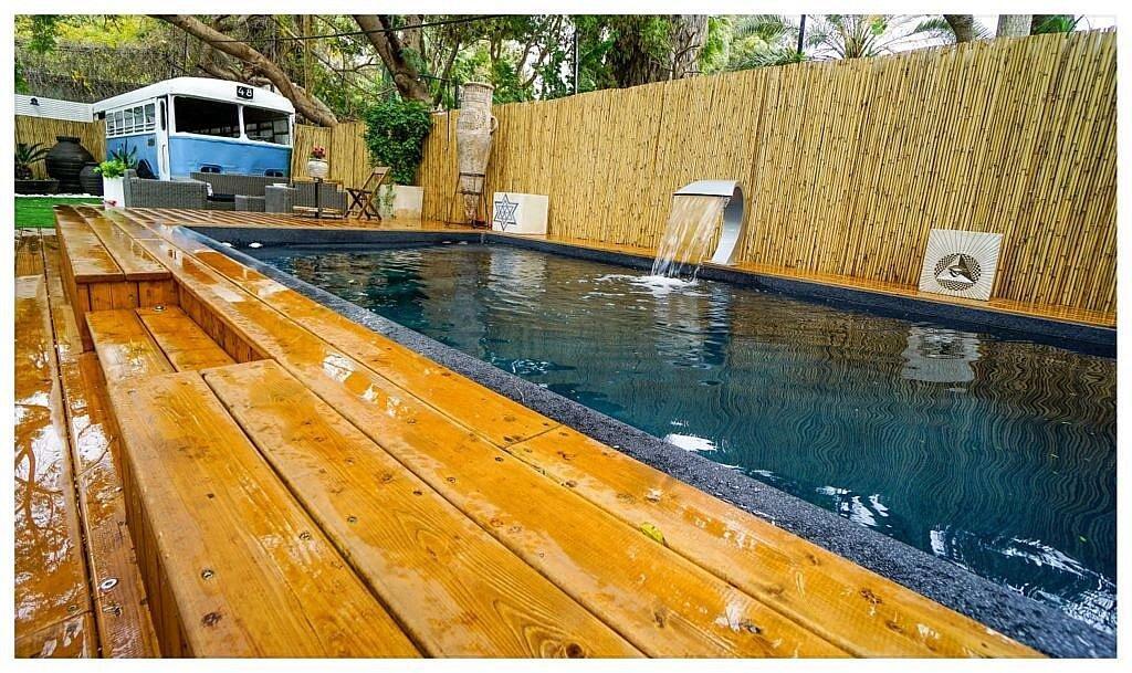 החצר של מישקה מרכז  5  לופט 4 יו