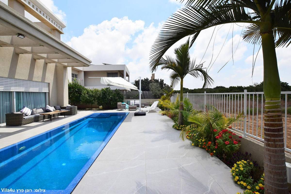 הבריכה של ליבי מרכז  13  לופט 4 יו