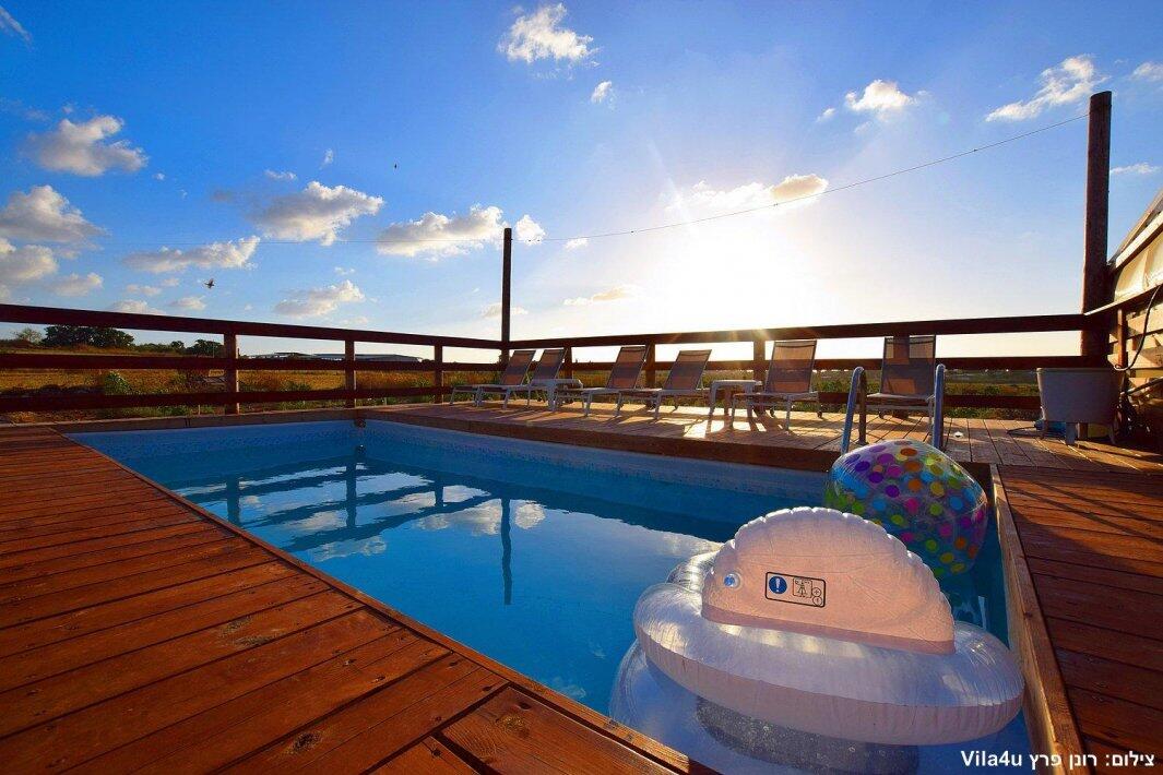 ליידיס פול מרכז  8  לופט 4 יו