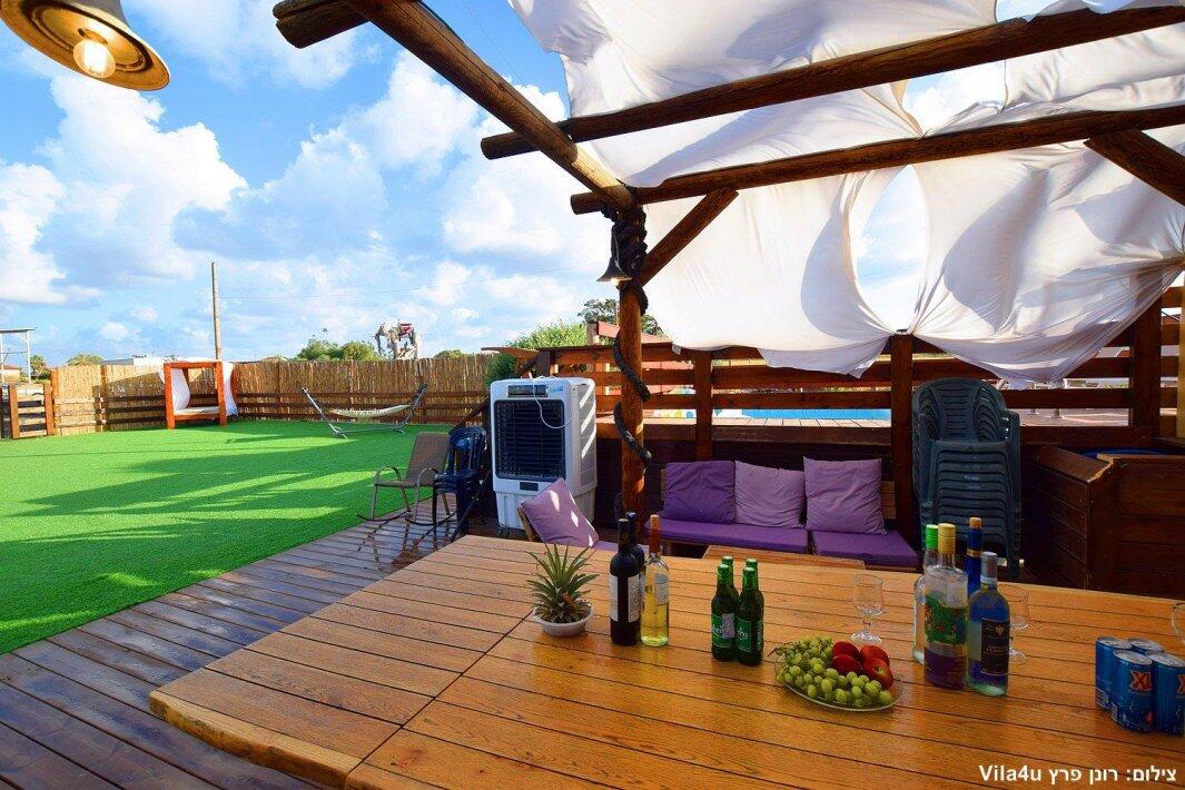 ליידיס פול מרכז  18  לופט 4 יו