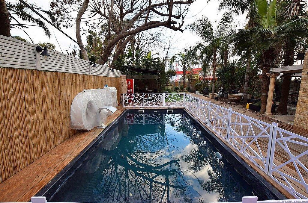 החצר של מישקה מרכז  13  לופט 4 יו