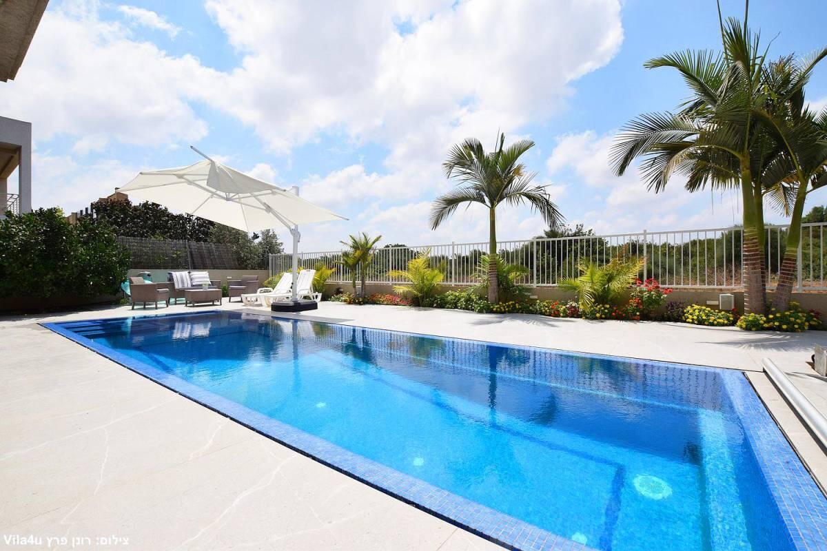 הבריכה של ליבי מרכז  10  לופט 4 יו