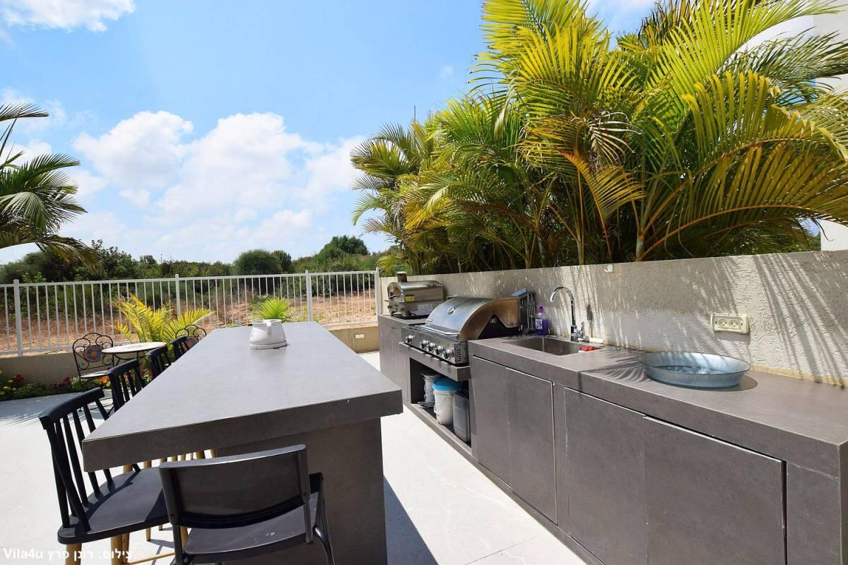 הבריכה של ליבי מרכז  11  לופט 4 יו