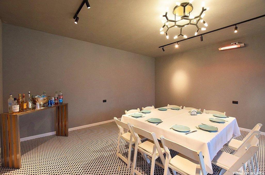 החצר של מישקה מרכז  7  לופט 4 יו