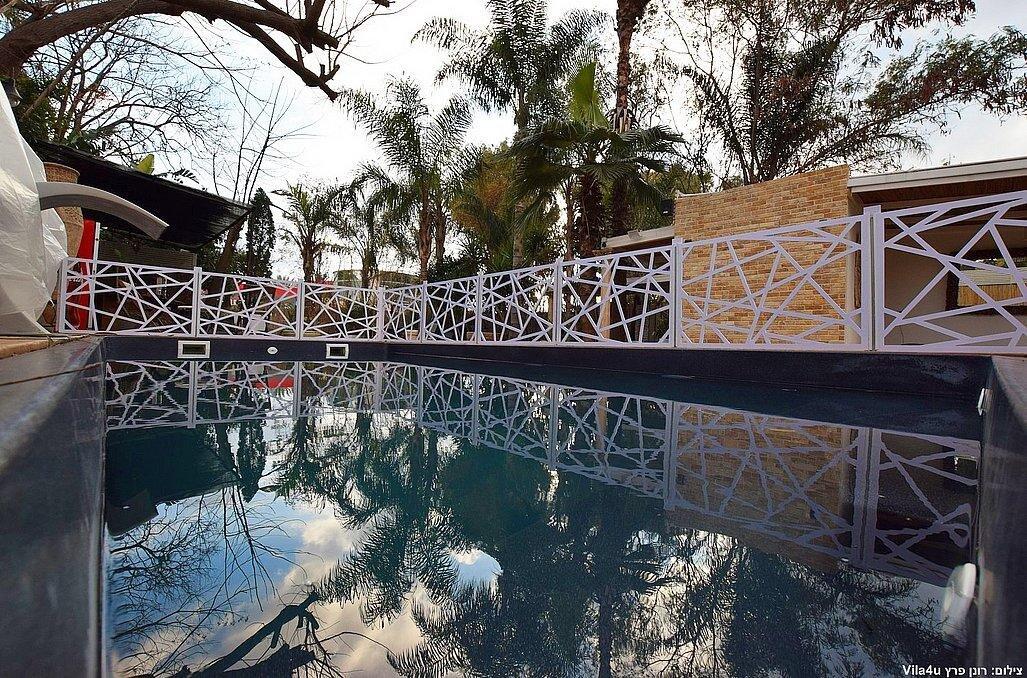 החצר של מישקה מרכז  8  לופט 4 יו