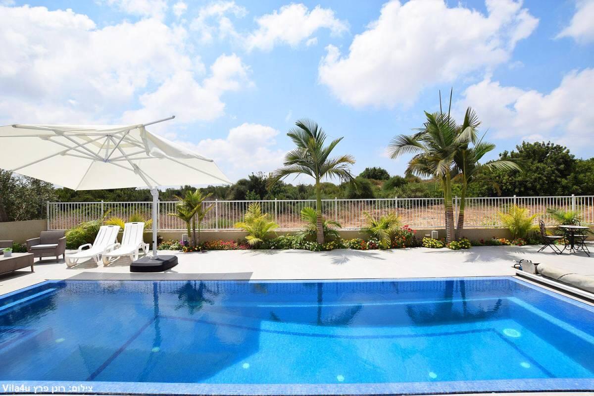 הבריכה של ליבי מרכז  12  לופט 4 יו