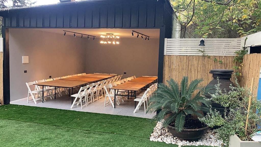 החצר של מישקה מרכז  6  לופט 4 יו